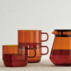Hrnek Stack Mug s nalitým horkým nápojem