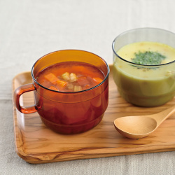 Hrnek Stack Mug při pohledu zešikma na stole