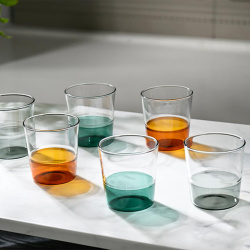 Okraj sklenice Hario Half Color při pohledu zblízka