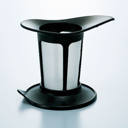 Sítko v konvičce One Cup Tea Maker při pohledu zblízka Sítko v konvičce One Cup Tea Maker při pohledu zblízka