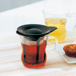 Konvička One Cup Tea Maker při pohledu zešikma na stole Konvička One Cup Tea Maker při pohledu zešikma na stole