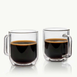 Hrnek AeroPress s nalitou kávou uvnitř skla Hrnek AeroPress s nalitou kávou uvnitř skla