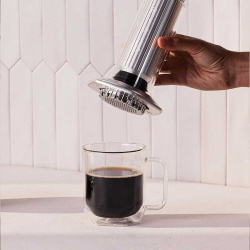 Do skleněného hrnku AeroPress při pohledu shora Do skleněného hrnku AeroPress při pohledu shora