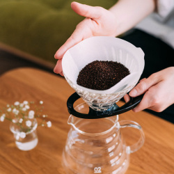 Překapávač V60 02 při pohledu z boku s držákem Překapávač V60 02 při pohledu z boku s držákem