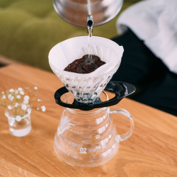 Černý držák překapávače Hario V60 02 při pohledu zblízka Černý držák překapávače Hario V60 02 při pohledu zblízka
