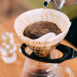 Překapávač Hario V60 02 usazený na karafě Překapávač Hario V60 02 usazený na karafě