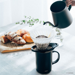 Překapávač V60 02 při přípravě filtrované kávy Překapávač V60 02 při přípravě filtrované kávy