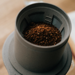 Do driperu Cafeor Baton při pohledu shora Do driperu Cafeor Baton při pohledu shora