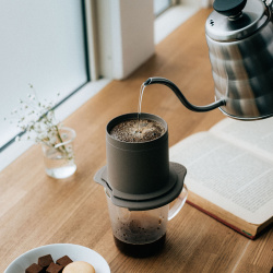 Dripper Cafeor Baton usazený na hrnku s kávou Dripper Cafeor Baton usazený na hrnku s kávou