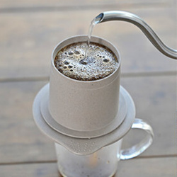 Dripper Cafeor Baton při zalévání kávy vodou Dripper Cafeor Baton při zalévání kávy vodou