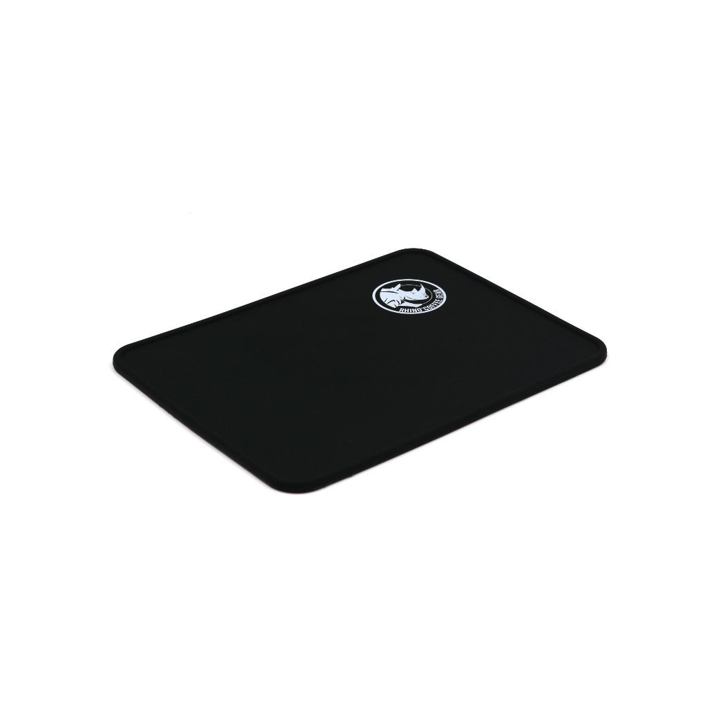 Černá silikonová podložka Rhinowares pod tamper o rozměru 200 × 150 mm, celkový pohled
