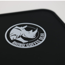 Podložka Rhinowares s tamperem při pěchování kávy