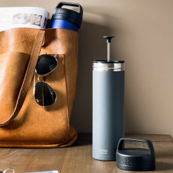 Šedé víko a píst lisu Espro P0 Ultralight z blízka