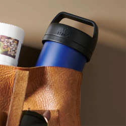 Modré víko a píst lisu Espro P0 Ultralight v detailu