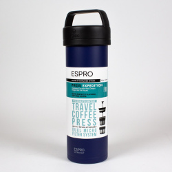 Modrý cestovní lis Espro P0 Ultralight při přípravě kávy