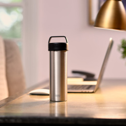 Povrch víka lisu Espro P0 Ultralight Brushed zblízka