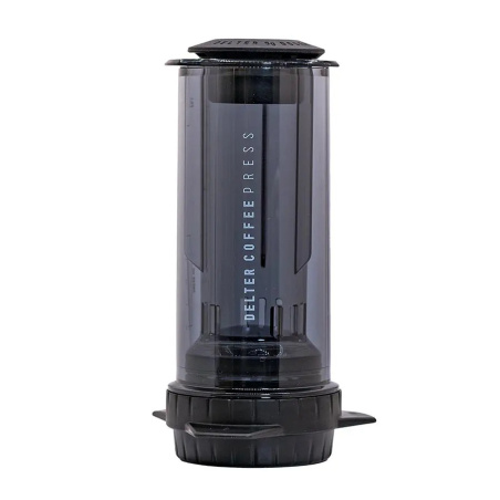 Šedý french press Delter Coffee Press, pohled z boční strany
