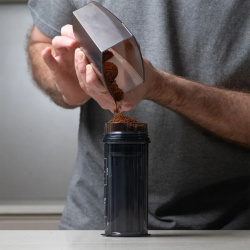 Delter Coffee Press zepředu na tmavém pozadí