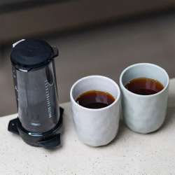 Spodní část konvice Delter Coffee Press zblízka