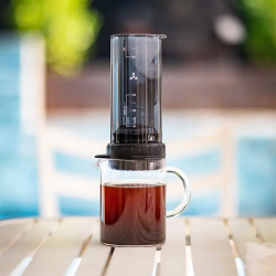 Šedý lis Delter Coffee Press v limitované edici