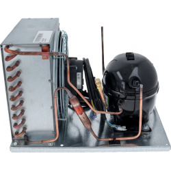 Lamelový výměník, ventilátor a černý kompresor na kovové základně kondenzační jednotky Lamelový výměník, ventilátor a černý kompresor na kovové základně kondenzační jednotky