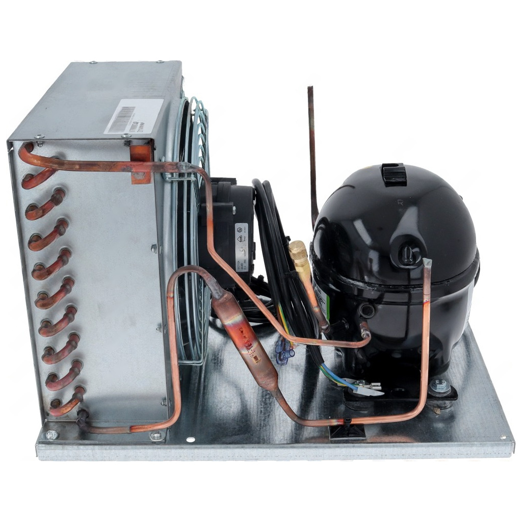 Lamelový výměník, ventilátor a černý kompresor na kovové základně kondenzační jednotky Lamelový výměník, ventilátor a černý kompresor na kovové základně kondenzační jednotky