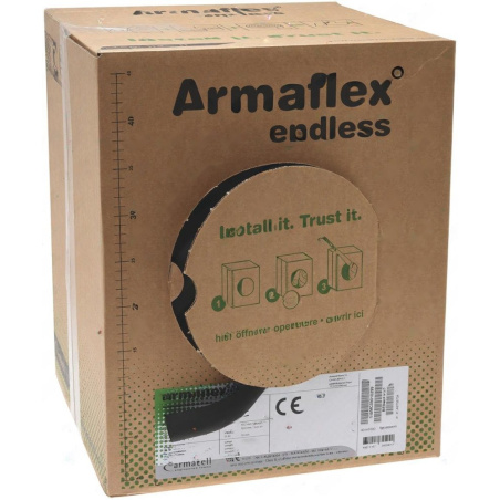 Kartonová krabice s izolační trubicí Armaflex, na boku vyznačeno pravítko
