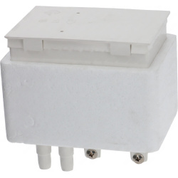 Bílá plastová nádržka tvaru kvádru, dva vývody a šrouby na spodku