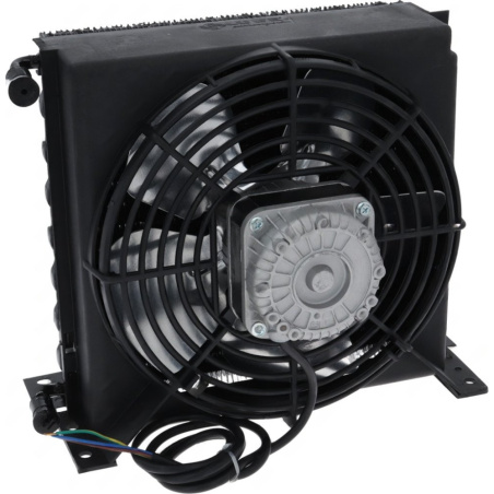 Hotový kondenzátor s černým ventilátorem, žebrovaným výměníkem a kabelem pro připojení