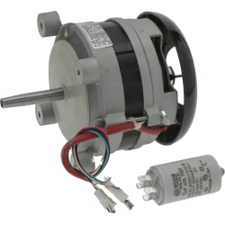 Motor s kovovým tělem a černým krytem ventilátoru, připojený kondenzátor Motor s kovovým tělem a černým krytem ventilátoru, připojený kondenzátor