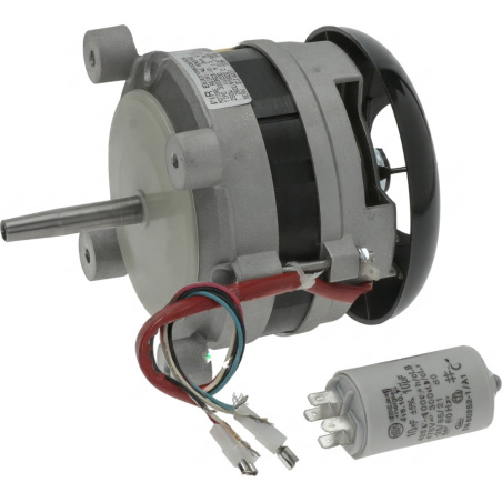 Motor s kovovým tělem a černým krytem ventilátoru, připojený kondenzátor