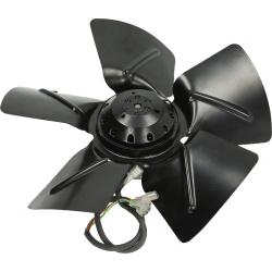 Axiální ventilátor bez rámu, kolem černého motoru pět lopatek, z motoru vede kabel s konektorem Axiální ventilátor bez rámu, kolem černého motoru pět lopatek, z motoru vede kabel s konektorem