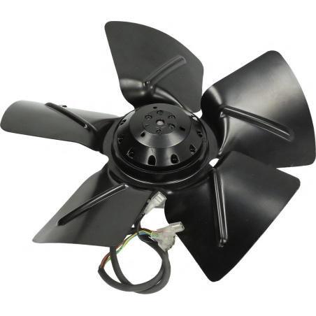 Axiální ventilátor bez rámu, kolem černého motoru pět lopatek, z motoru vede kabel s konektorem