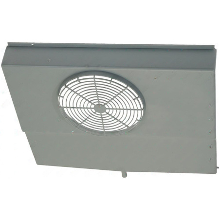 Šedý plastový panel s kruhovou mřížkou ventilátoru a otvory pro montáž podél okrajů