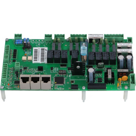 Zelená elektronická deska s konektory RJ45, relé a kondenzátory