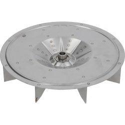 Ventilátor viděný z druhé strany: kotouč s otvory pro montáž a čtyřmi patkami po obvodu Ventilátor viděný z druhé strany: kotouč s otvory pro montáž a čtyřmi patkami po obvodu