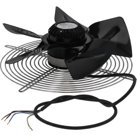 Axiální ventilátor s černými lopatkami, drátěným kovovým krytem a vodiči k připojení