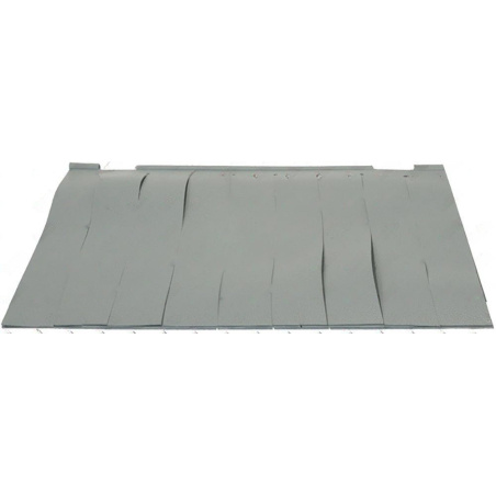 Šedá lamelová clona s podélnými zářezy a řadou otvorů pro upevnění na horním okraji, 545x405 mm