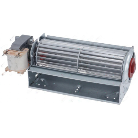 Motor na levém konci ventilátoru a bílý keramický blok konektorů, tangenciální ventilátor 180 mm