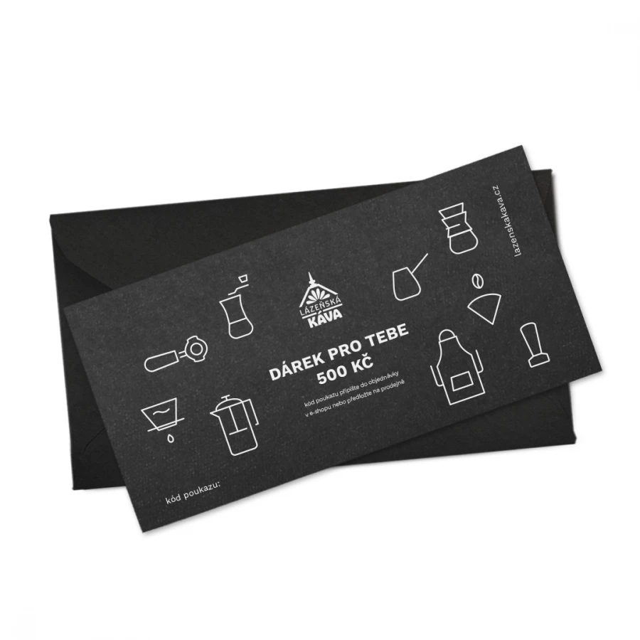 Dárkový poukaz na černém papíru s černou obálkou s bílými motivy a logem Lázeňské kávy
