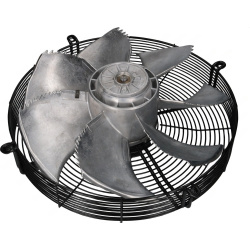 Axiální ventilátor s hliníkovými lopatkami uvnitř kulaté drátěné ochranné mřížky. Axiální ventilátor s hliníkovými lopatkami uvnitř kulaté drátěné ochranné mřížky.