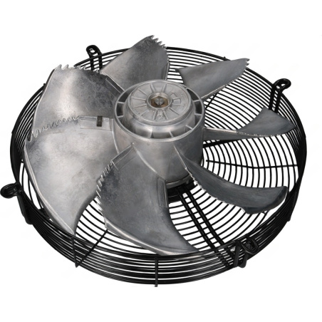 Axiální ventilátor s hliníkovými lopatkami uvnitř kulaté drátěné ochranné mřížky.