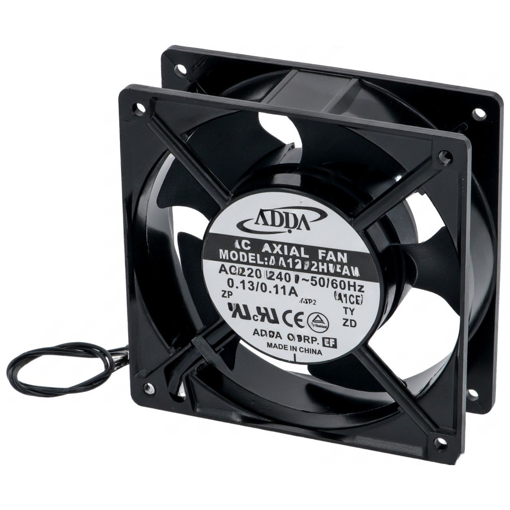 Černý čtvercový axiální ventilátor ADDA s mřížkou lopatek a přívodním kabelem.
