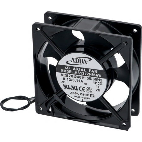 Černý čtvercový axiální ventilátor ADDA s mřížkou lopatek a přívodním kabelem.