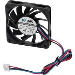 Malý černý axiální ventilátor se zahnutými lopatkami a konektorem s vodiči