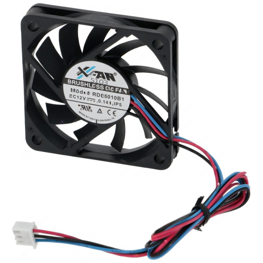 Malý černý axiální ventilátor se zahnutými lopatkami a konektorem s vodiči
