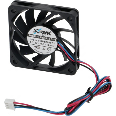 Malý černý axiální ventilátor se zahnutými lopatkami a konektorem s vodiči