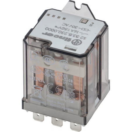 Elektromagnetické relé v průhledném plastovém krytu s kovovými kontakty a třemi vývody dole.
