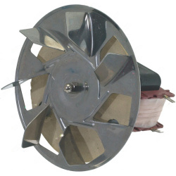 Kovové lopatkové kolo radiálního ventilátoru s náboji a otvorem pro hřídel motoru.