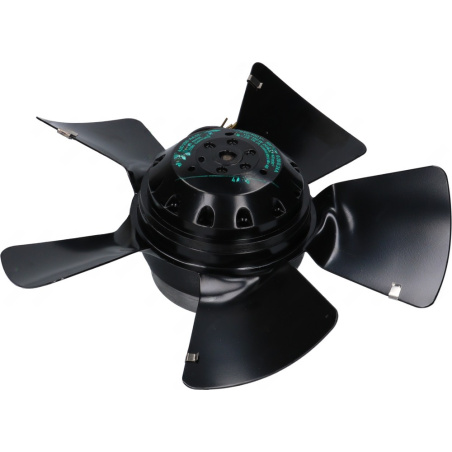 Axiální ventilátor bez rámu s pěti lopatkami kolem černého motoru se zeleným štítkem, pohled zezadu